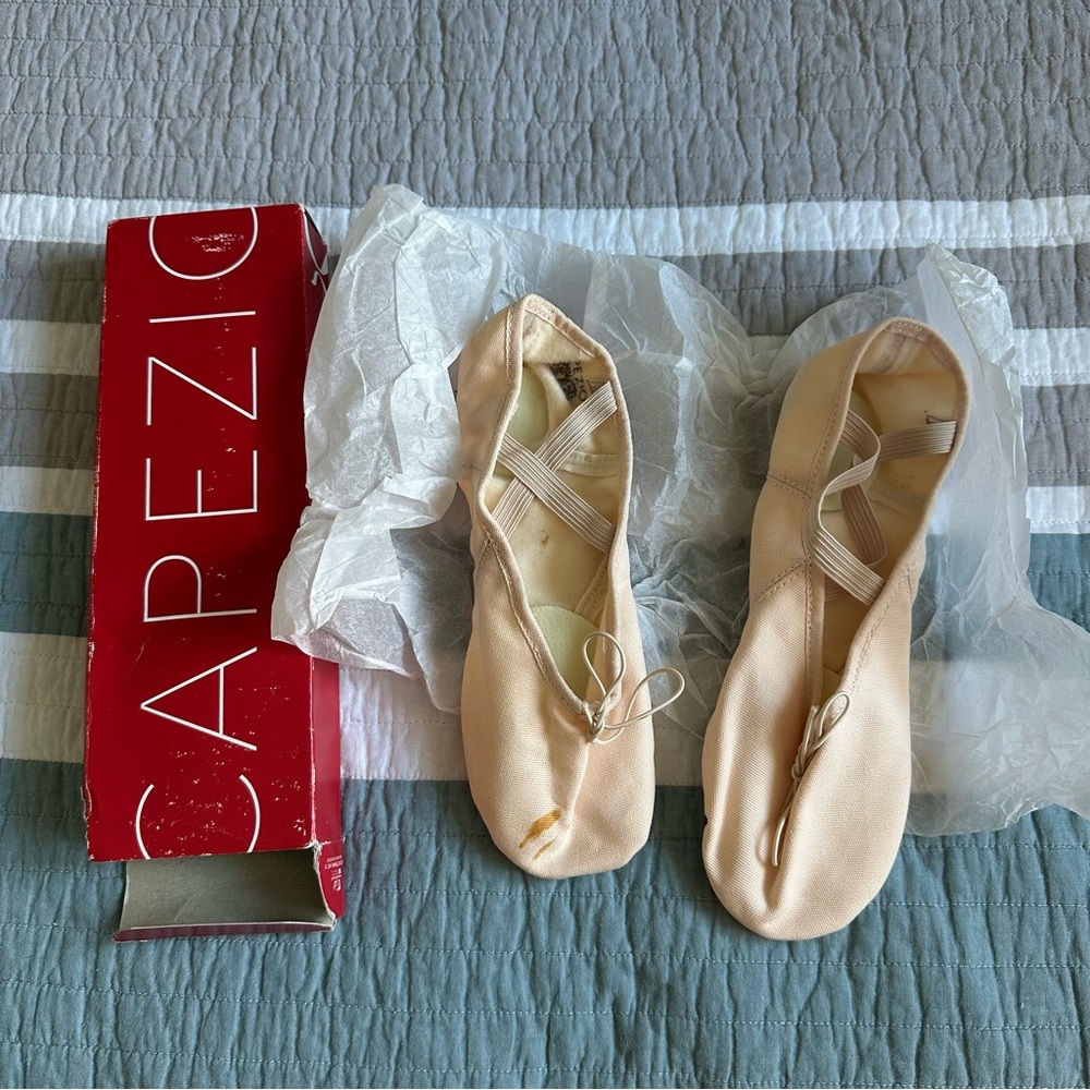 Capezio Women's 10 2028 Canvas Juliet Ballet Shoe Light Ballet Pink